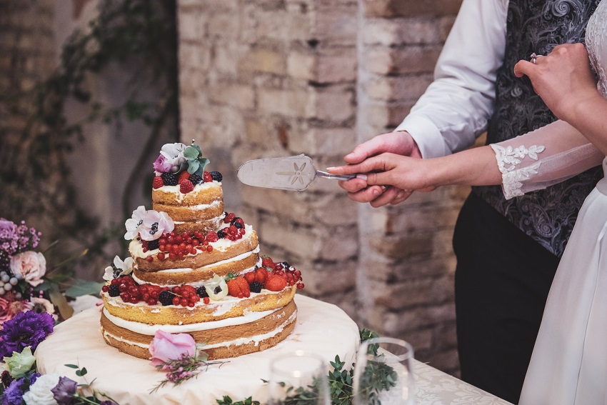 wedding naked cake with berries- italy wedding